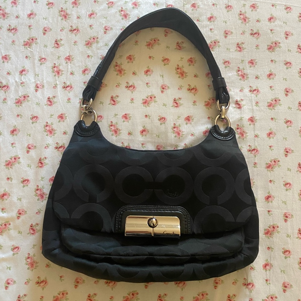 Chic authentic Coach shoulder bag with clasp!